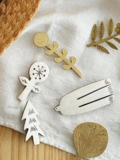 AXCIS BROOCH FLOWER: White